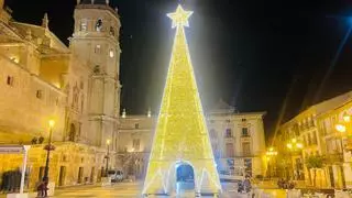 20 metros y 55.000 bombillas para iluminar la Navidad en Lorca