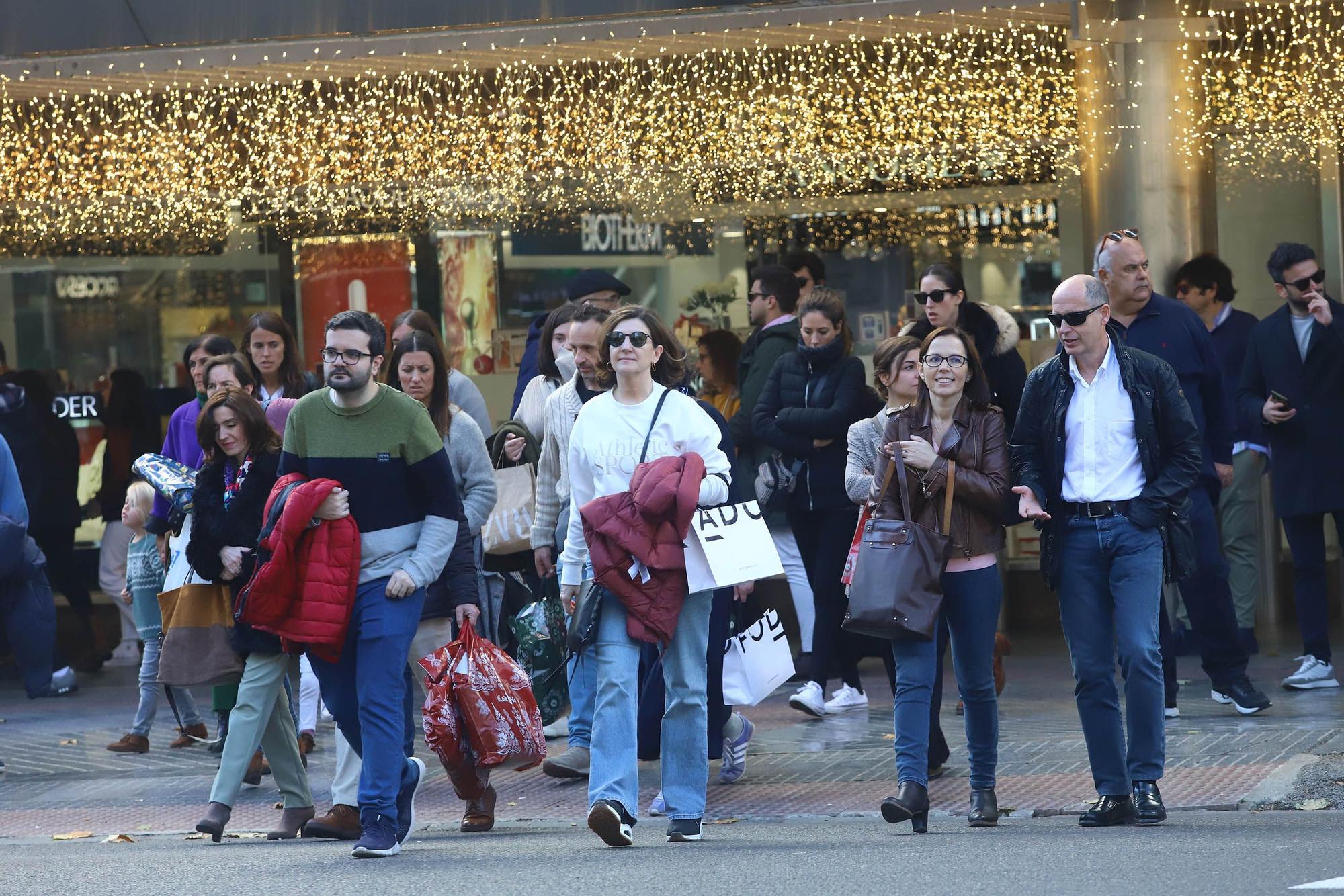 Colas y "mucha venta" en los comercios de Córdoba durante el festivo