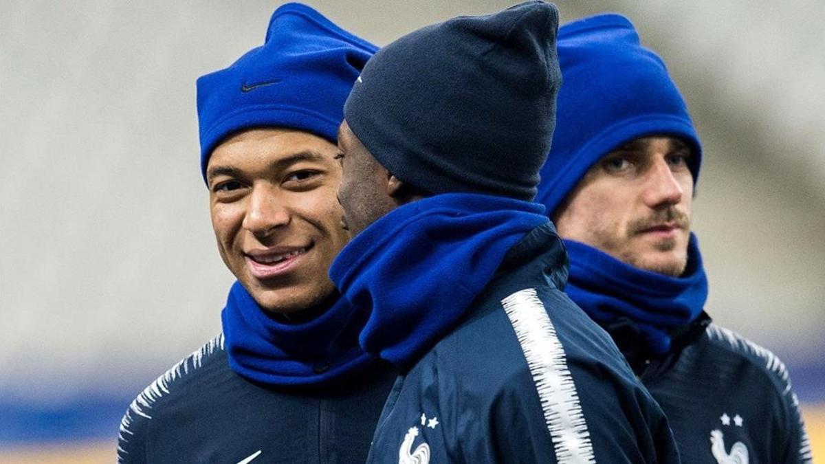 Mbappé y Dembélé con Griezmann, ayer en el entrenamiento de la selección francesa en París.