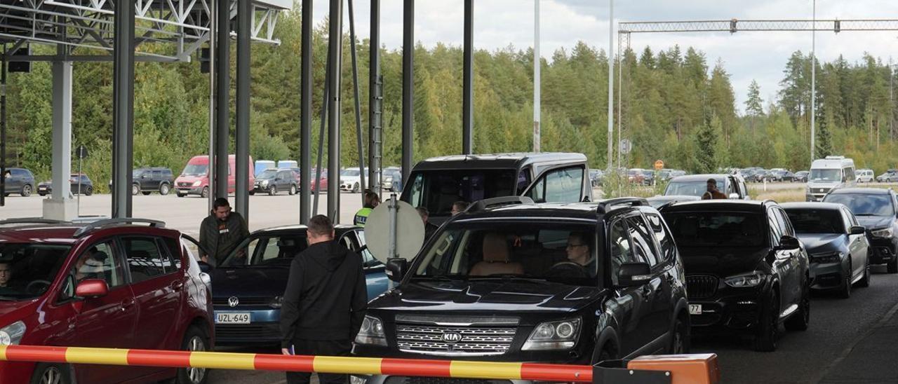 Coches hacen cola para entrar en Finlandia, procedentes de Rusia.