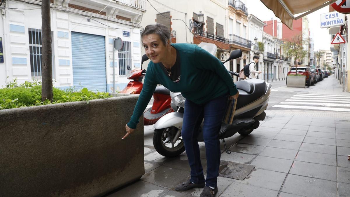 Una vecina del Cabanyal señala la altura a la que llegó el agua.