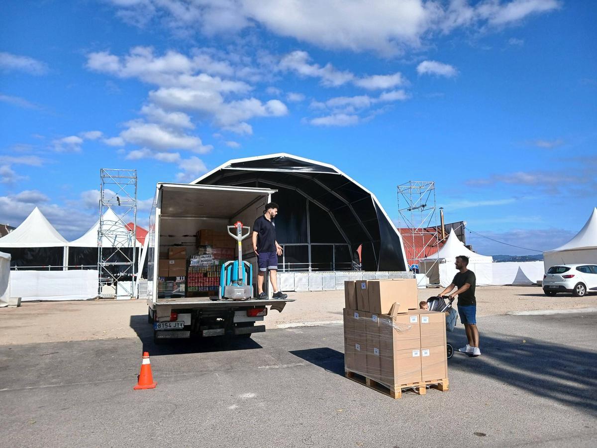 Descarga de material para la hostelería de las jaimas, junto al escenario principal de las Festas do Cristo.