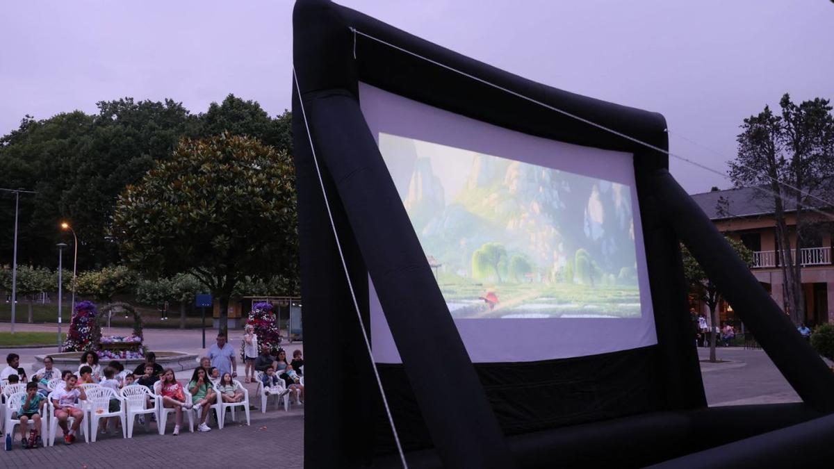 Una pantalla gigante en Llaranes, para una sesión de cine al aire libre.