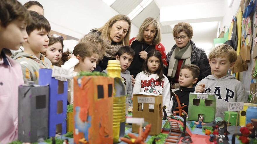 La Consejería de Educación aboga por un equilibrio entre la digitalización y el soporte de papel en los colegios