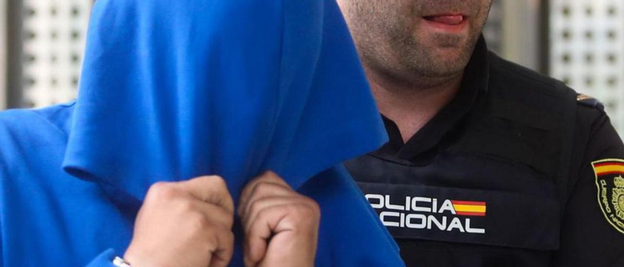 Uno de los detenidos, durante su traslado al juzgado.