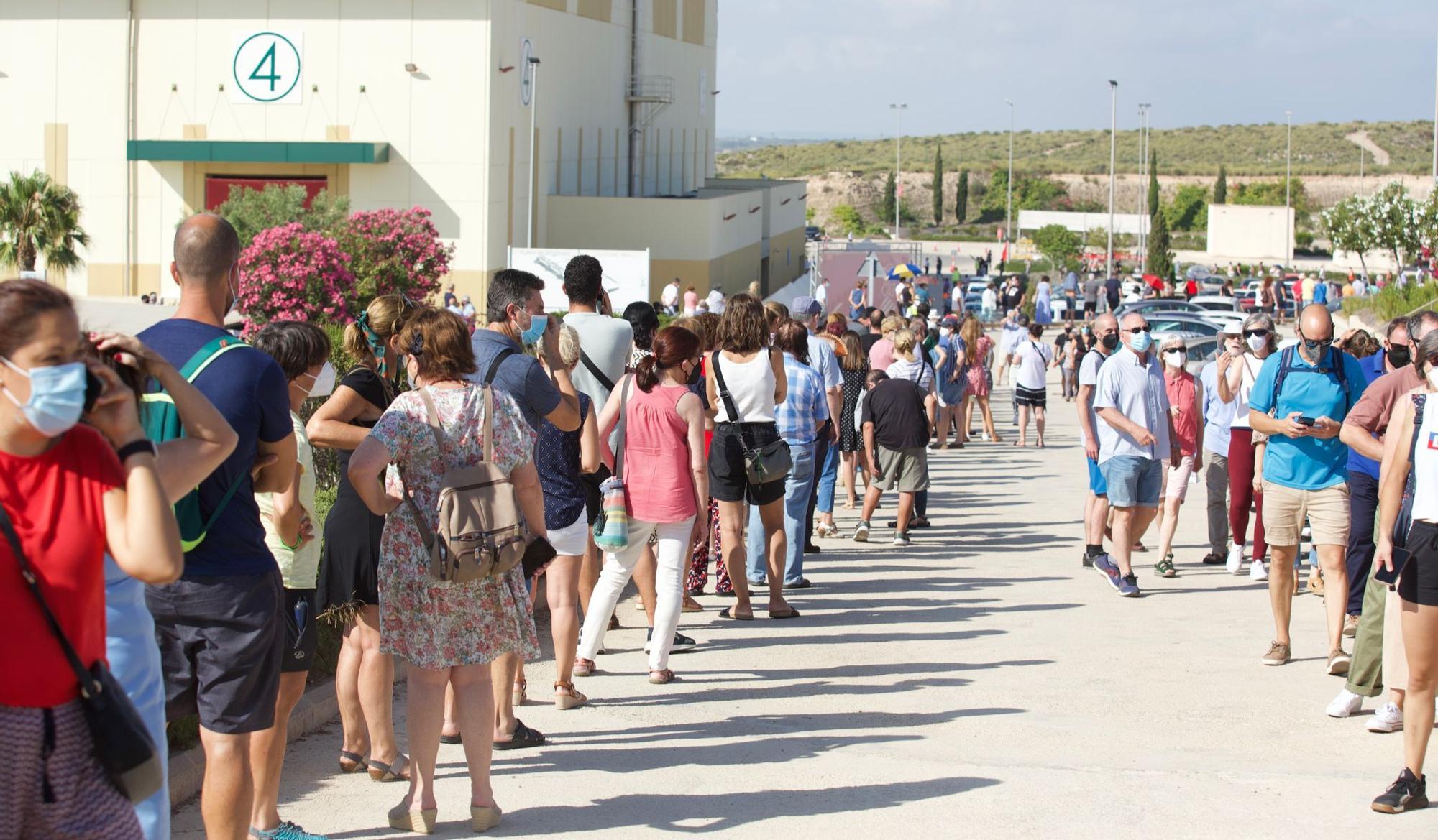 Cientos de personas hacen cola en Ciudad de la Luz para recibir la vacuna contra el covid