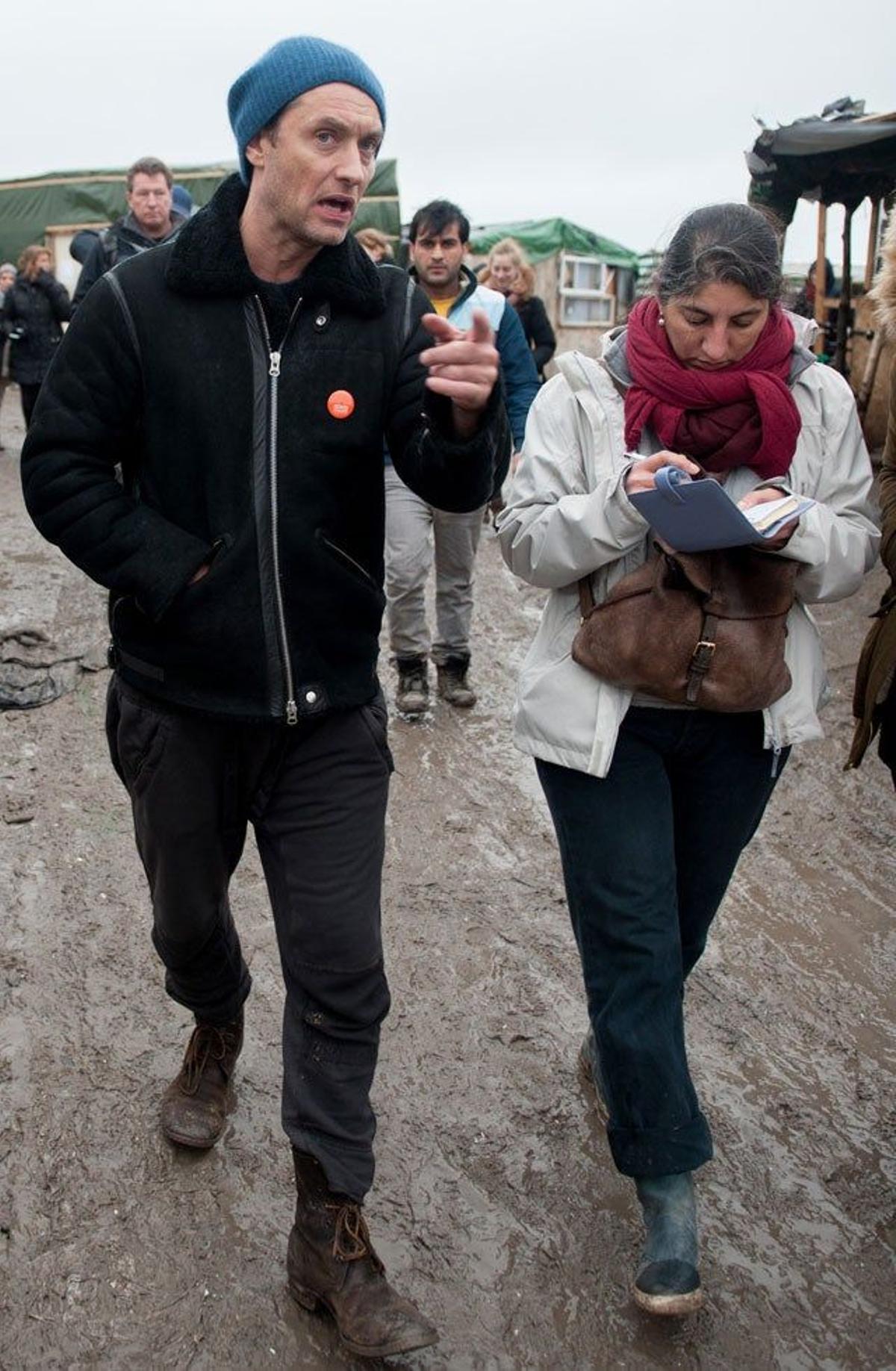 Jude Law visita el campo de refugiados de Calais