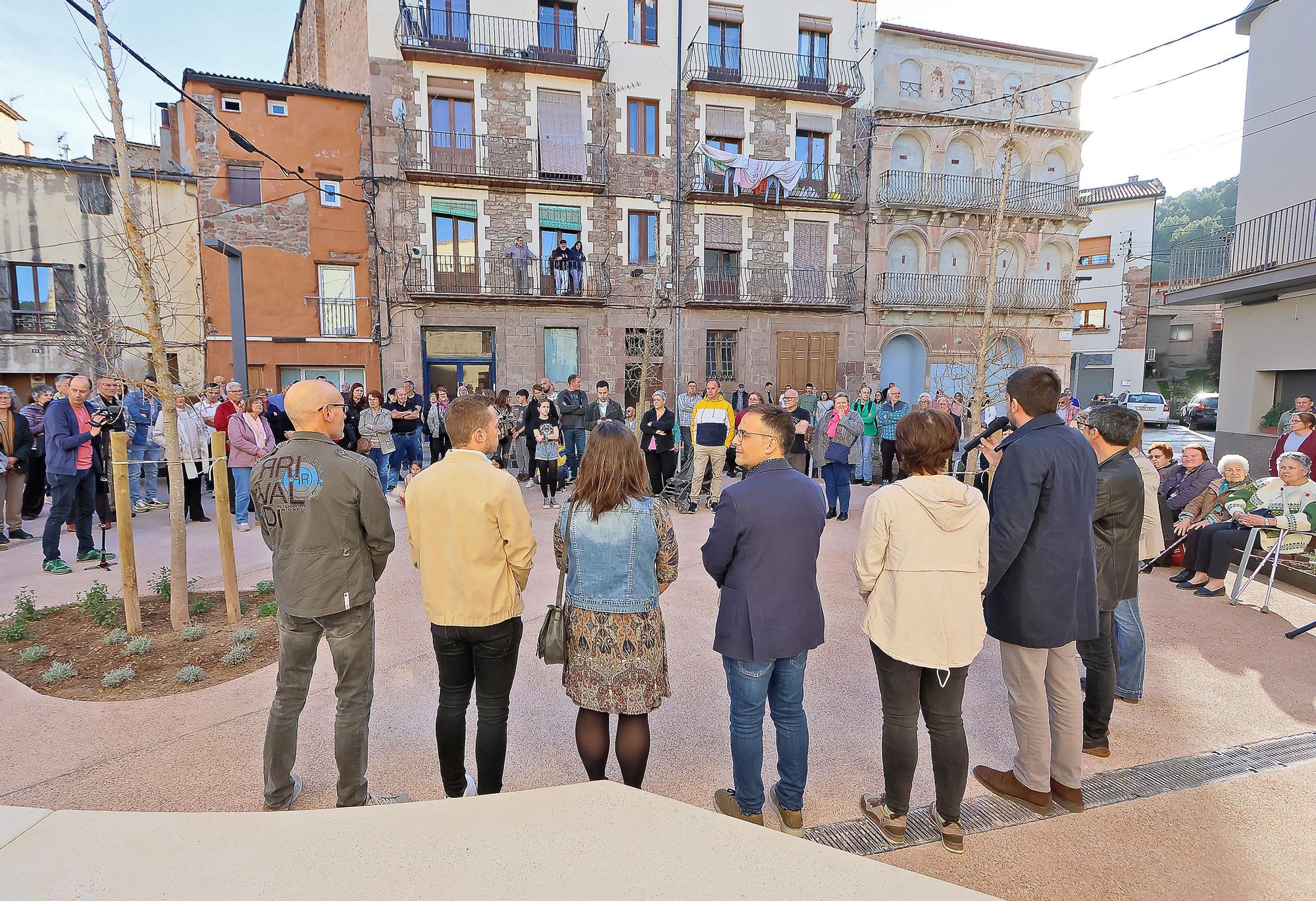 Cardona innagura la renovada plaça de la Coromina