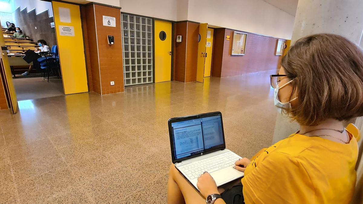 Una alumna de Segundo de Biotecnología sigue una de las asignaturas de forma online a pesar de que tiene el aula donde se está impartiendo la clase a solo unos metros.