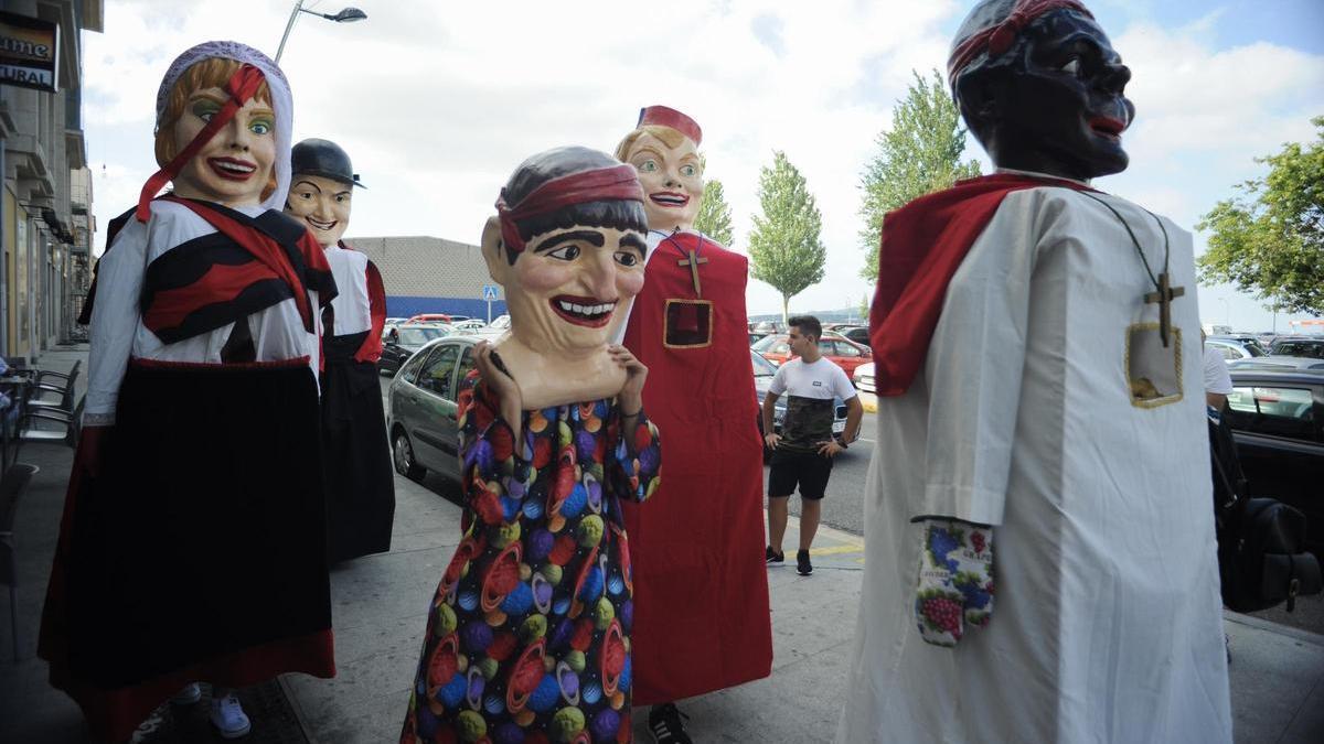 Cabezudos en una edición anterior de las Festa de San Roque de Cambados.
