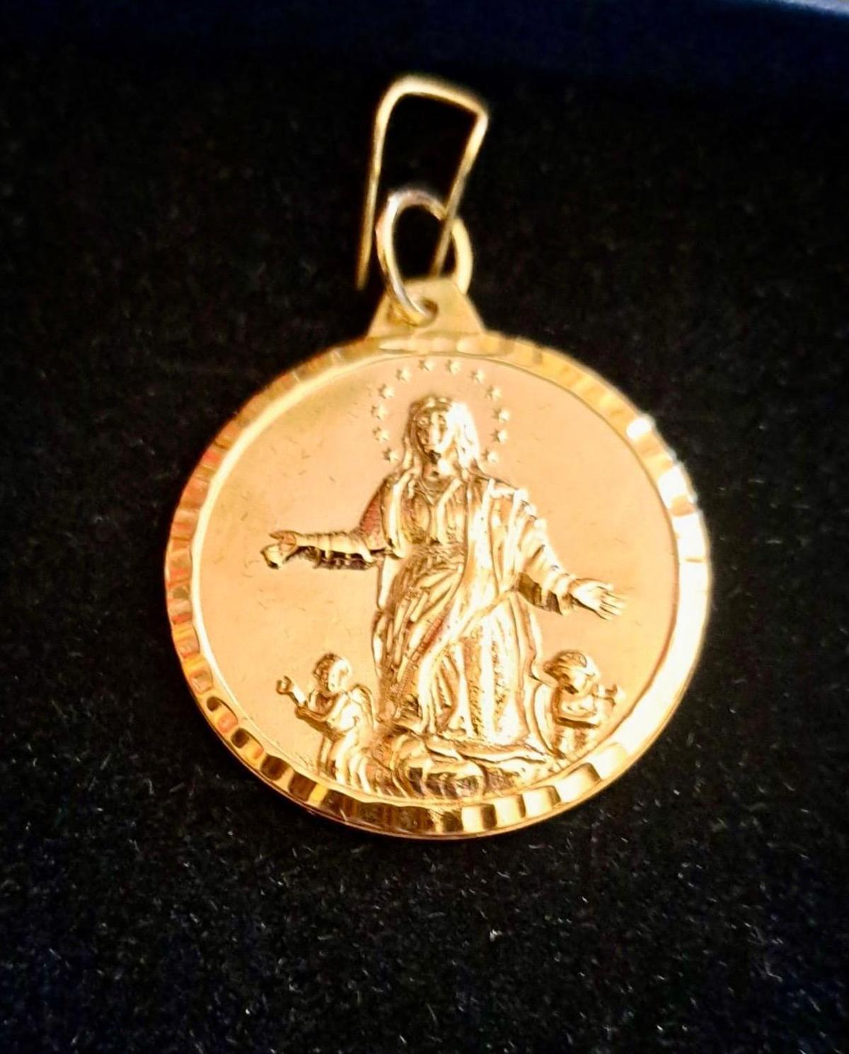 Medalla de oro de la Asunción de Cantillana, regalo de la hermandad sevillana a la Virgen Mediadora.