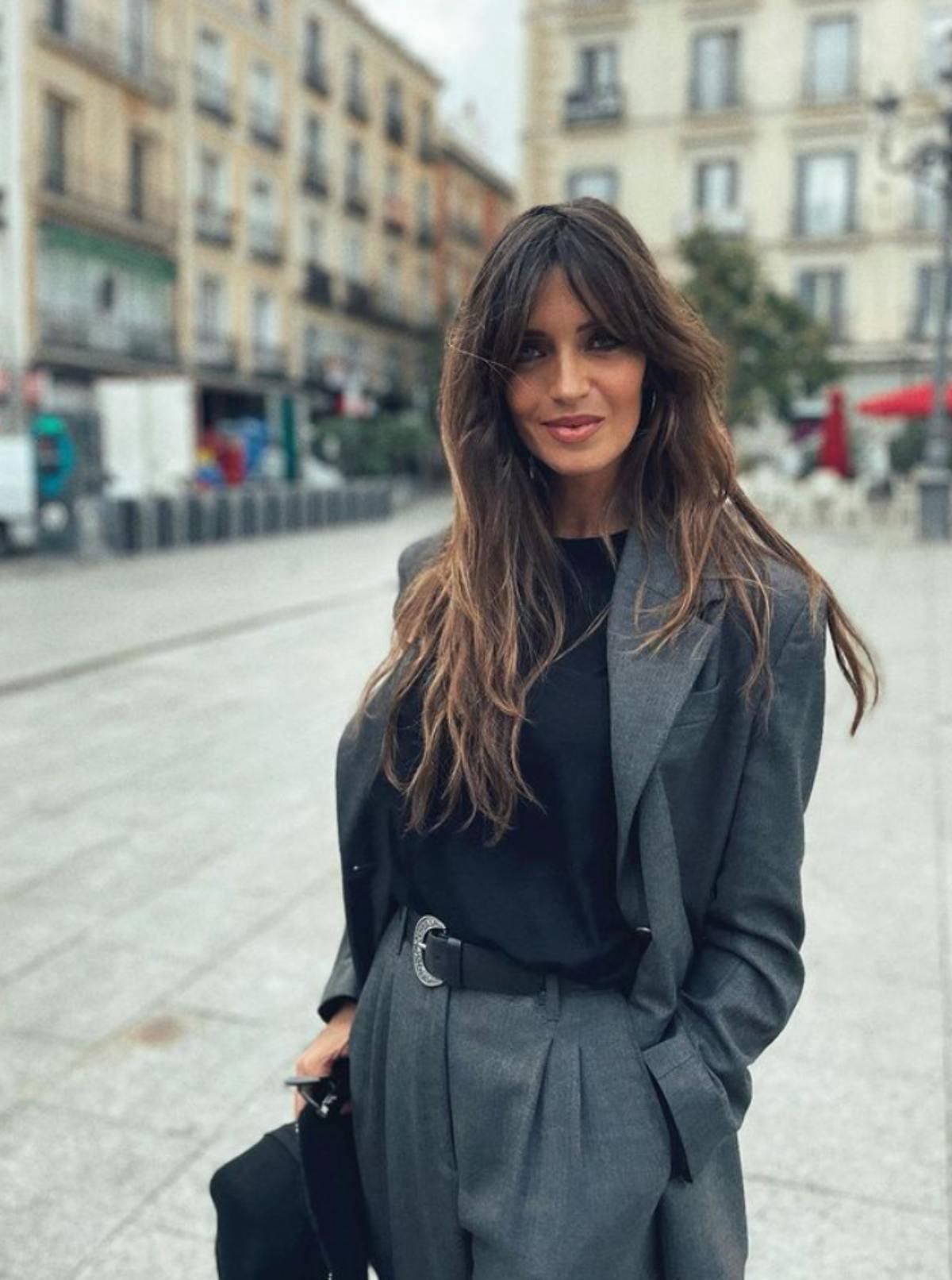 Sara Carbonero con traje gris