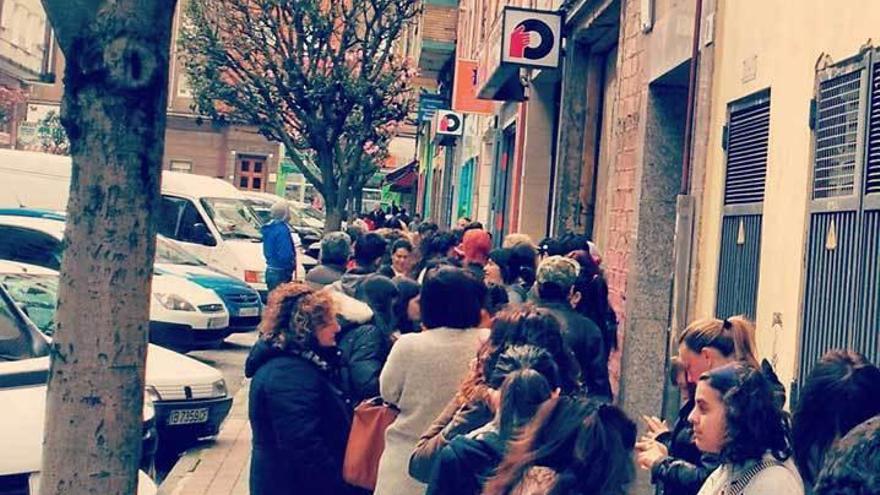 Colas en la sede de &quot;Abierto hasta el amanecer&quot; ante el inicio de la nueva fase de sus talleres y actividades.