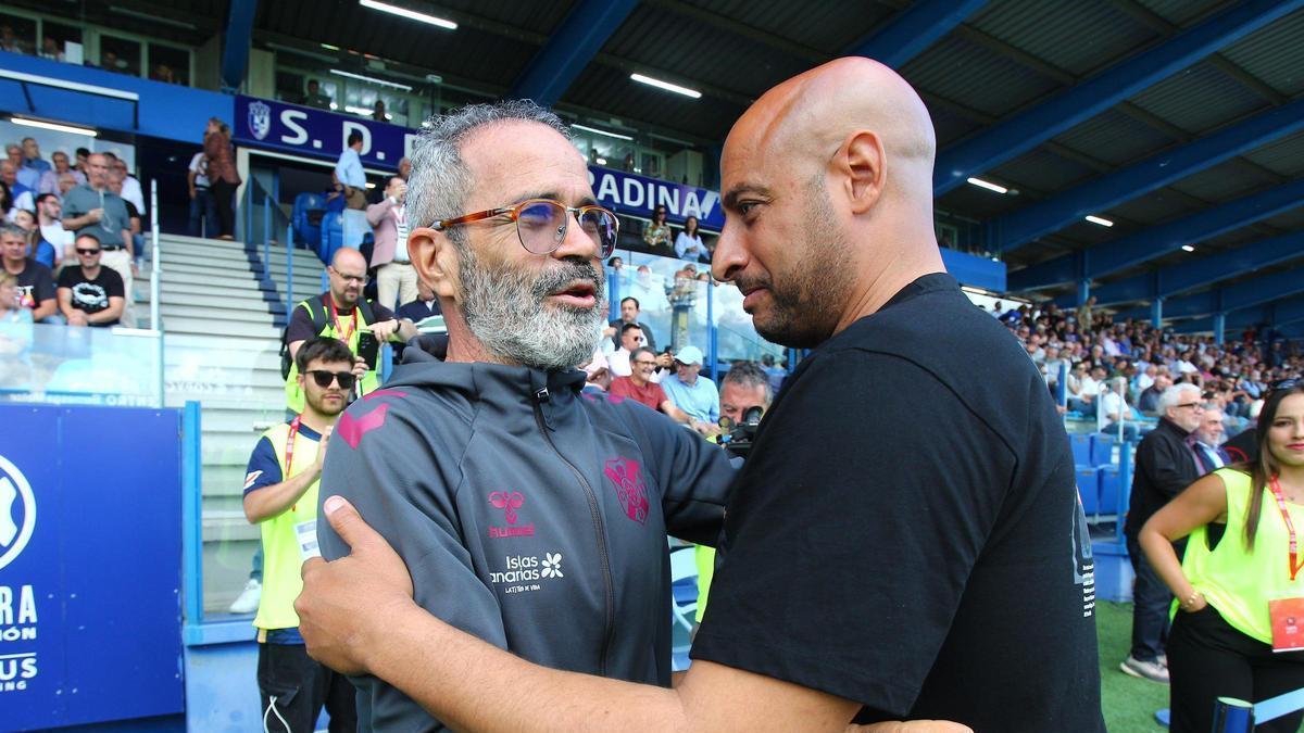 Cervera saluda a Nafti, entrenador de la Ponferradina, justo antes del partido.