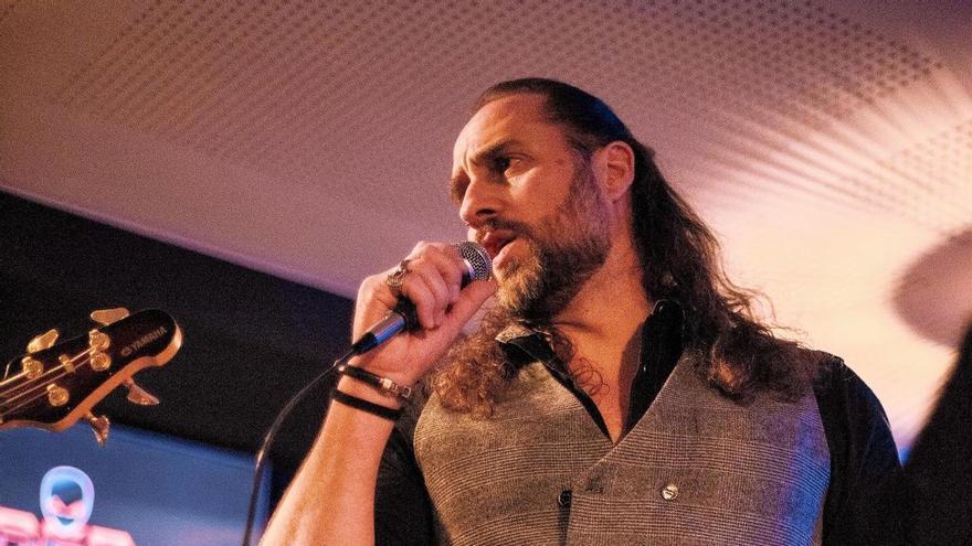 El policía rockero de Oleiros: "Me descubrieron canturreando en la comisaría"