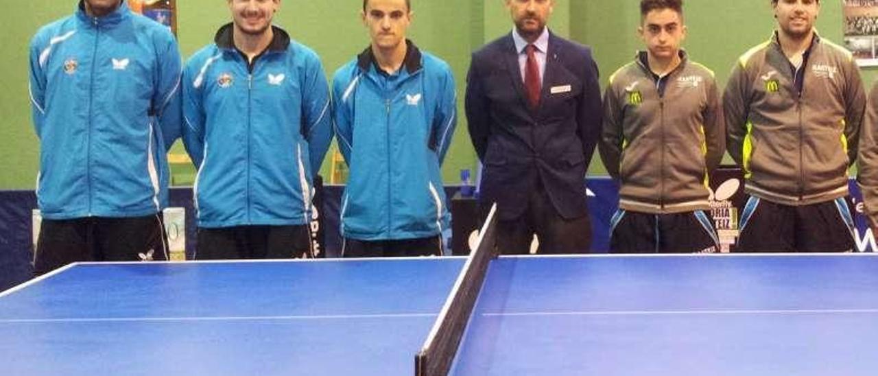 Paramá, García y Arce, junto a los jugadores del Gasteiz.