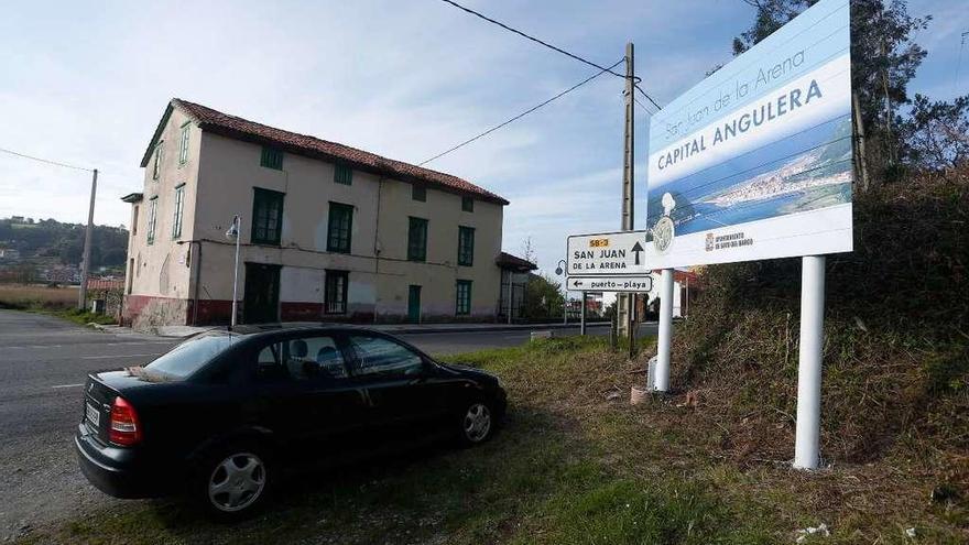 Un vehículo estacionado a la entrada de L&#039;Arena ante un cartel de San Juan de la Arena.