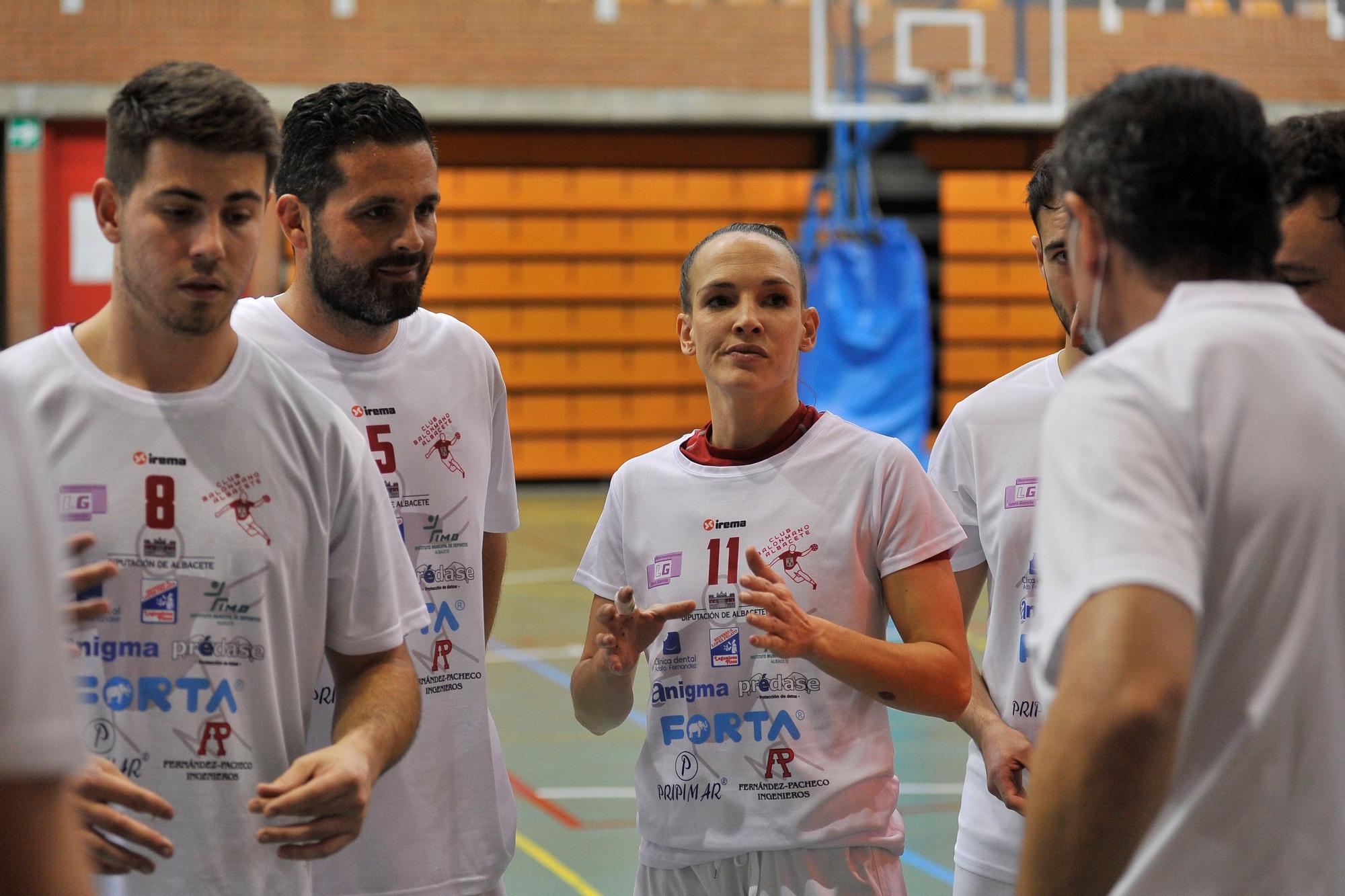 Mireia González rompe barreras en el balonmano masculino