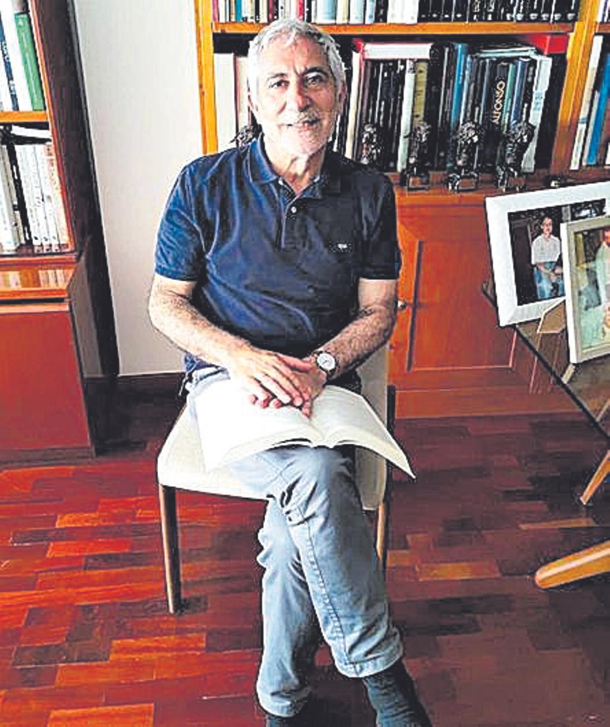 Gaspar Llamazares, ayer, con un libro en su casa. | LNE