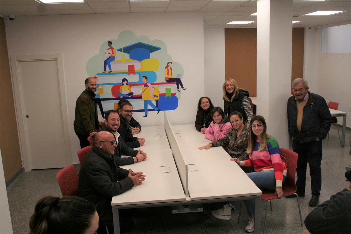 Pedro Sosa, Francisco Morales, Diego José Mateos, José Ángel Ponce, Antonia Pérez, María Dolores Chumilla, María Ángeles Mazuecos, Isabel Casalduero y una joven usuaria.