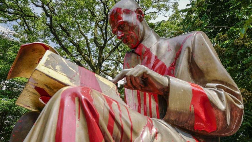 Cubierta de pintura roja la estatua en Milán del periodista Montanelli