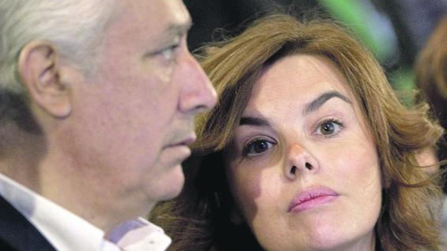 Soraya Sáenz de Santamaría, con el presidente del PP andaluz, Javier Arenas, ayer en Málaga.