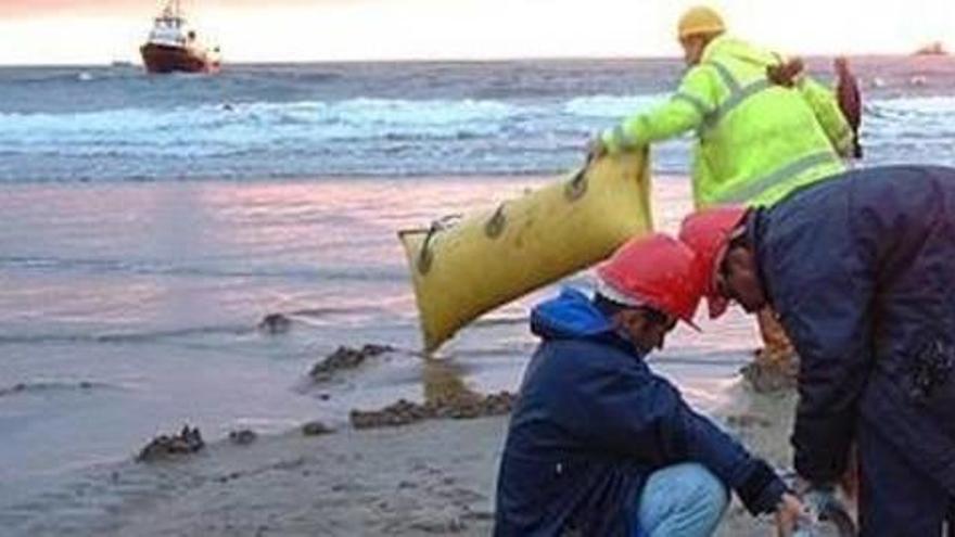 Trabajadores de Islalink en una playa.