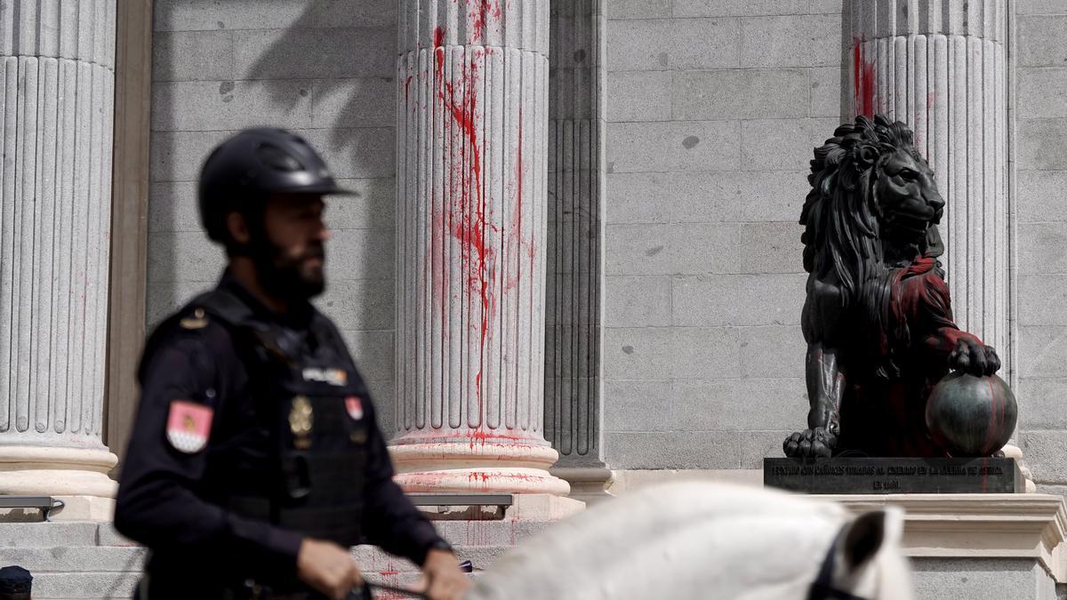 Las imágenes del lanzamiento de pintura roja a los leones del Congreso