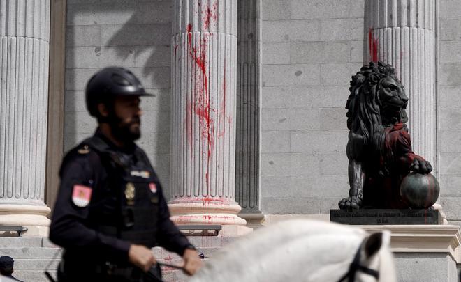 Las imágenes del lanzamiento de pintura roja a los leones del Congreso