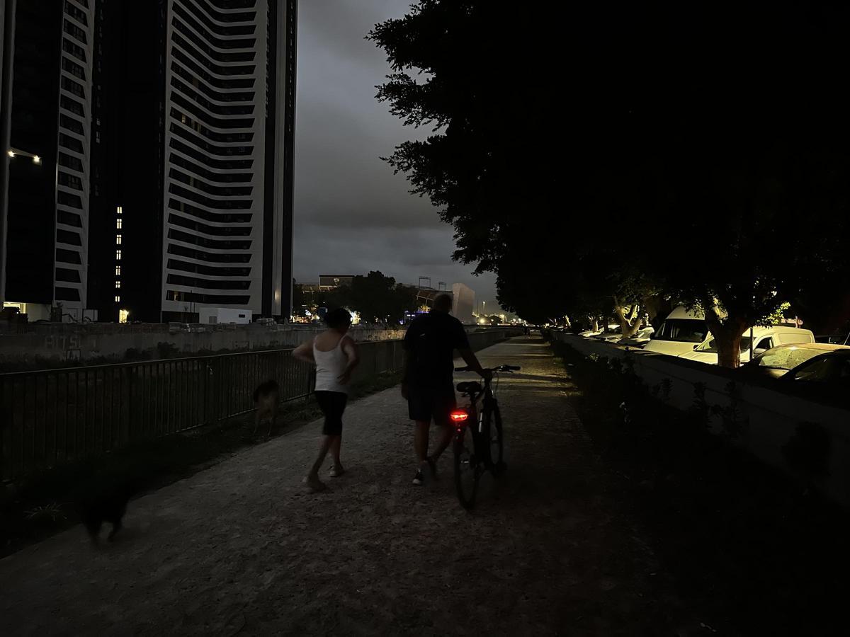 El paseo del Guadalmedina, en plena oscuridad por la falta de farolas.