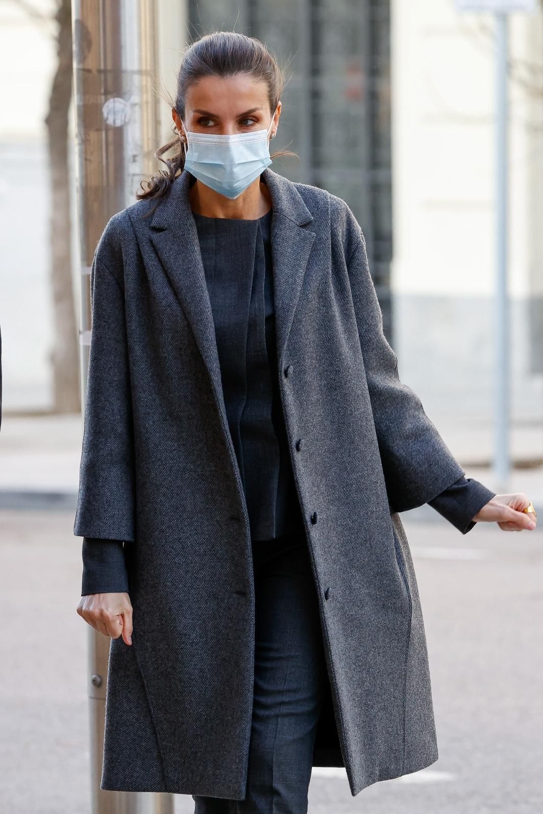 Letizia Ortiz con abrigo de Nina Ricci en color gris