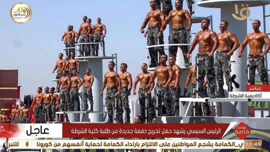 Un peculiar desfile de la policía egipcia revoluciona las redes