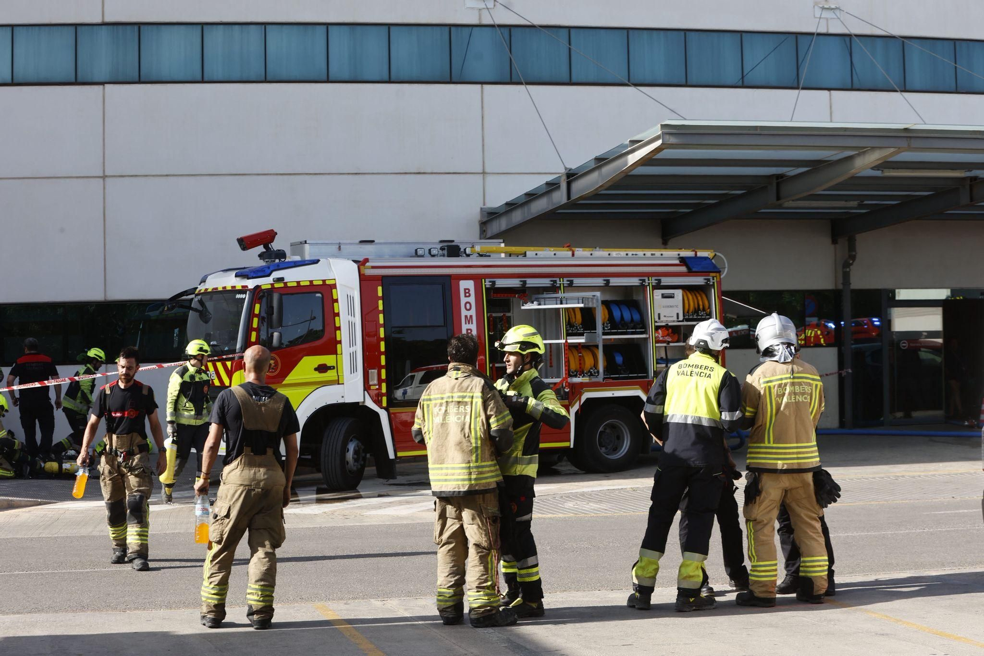 Un incendio intencionado obliga a desalojar la planta de Psiquiatría de La Fe