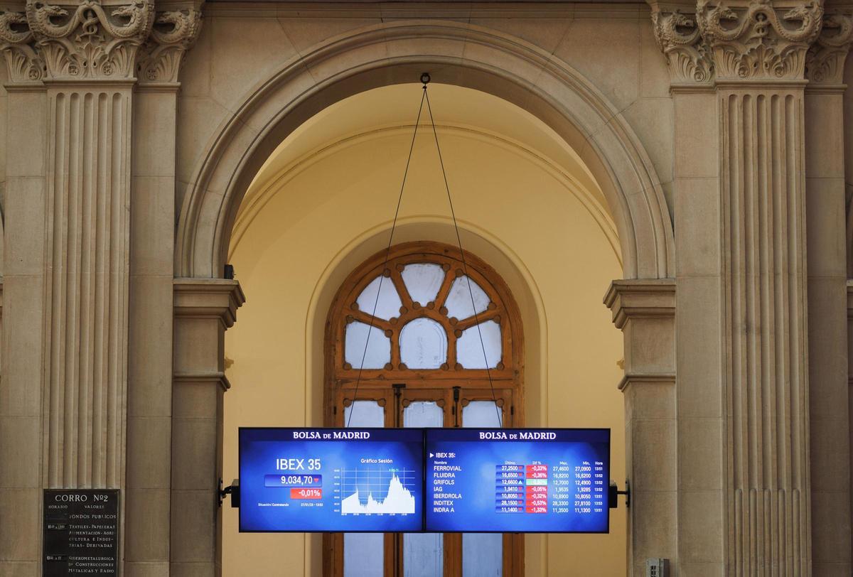 Archivo - Un panel del Ibex 35 en el Palacio de la Bolsa.