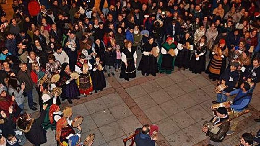 Cientos de personas siguen celebrando el alumbrado de Puebla en la Plaza Mayor con animación folclórica y la imágenes de los gigantes.