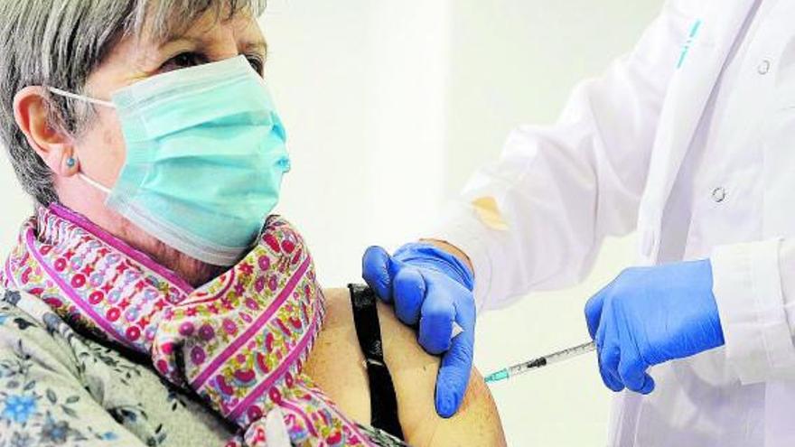 Una mujer recibe una vacuna de Janssen en Cataluña. | | AGENCIAS