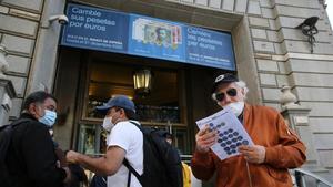 La sede del Banco de España en Barcelona, con algunas personas haciendo cola para cambiar pesetas por euros.