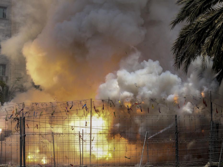 La pirotecnia Del Mediterráneo ofrece una mascletà marcada por la intensidad y con un potente terremoto final a dos alturas que ha provocado la rotura de un cristal del entorno de la plaza y daños en