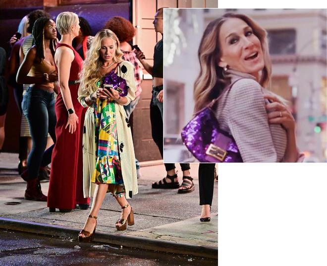Carrie Bradshaw con el icónico bolso 'Baguette' de Fendi con lentejuelas moradas en el nuevo 'Sexo en Nueva York'
