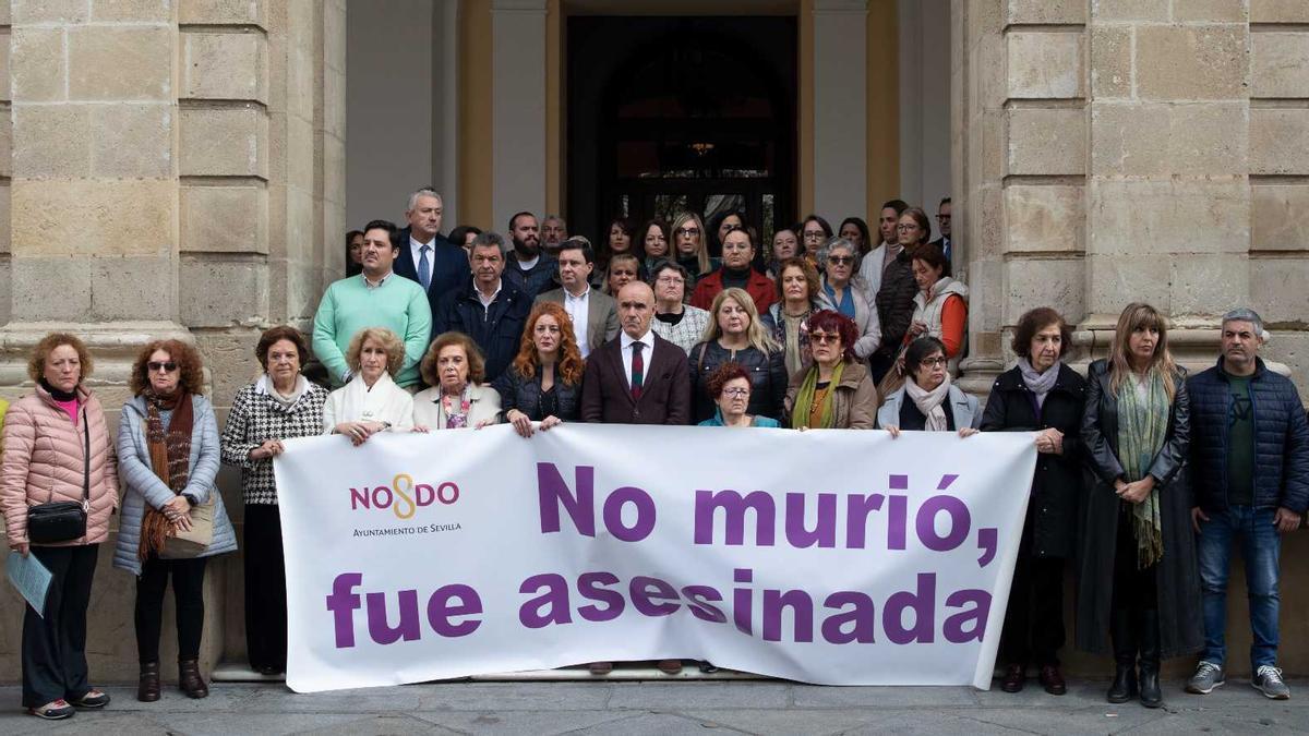 Acte davant l'Ajuntament de Sevilla en rebuig al crim que s'ha comès a El Port.