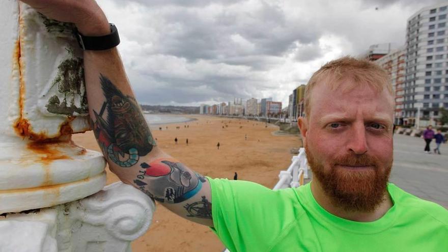 Jonny Rankin, ayer, a su llegada a Gijón, muestra su brazo derecho tatuado con una tórtola.