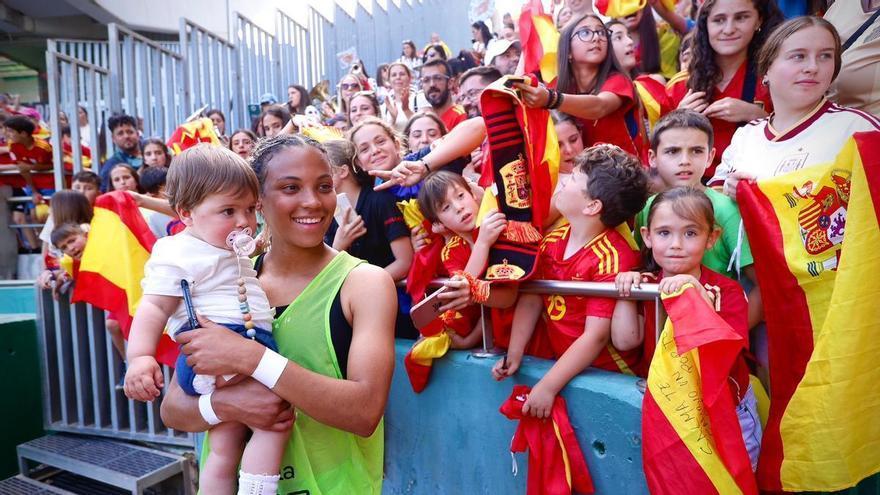 El Arcángel, teñido de rojo: la afición cordobesa lleva en volandas a la selección española en su goleada a Ucrania