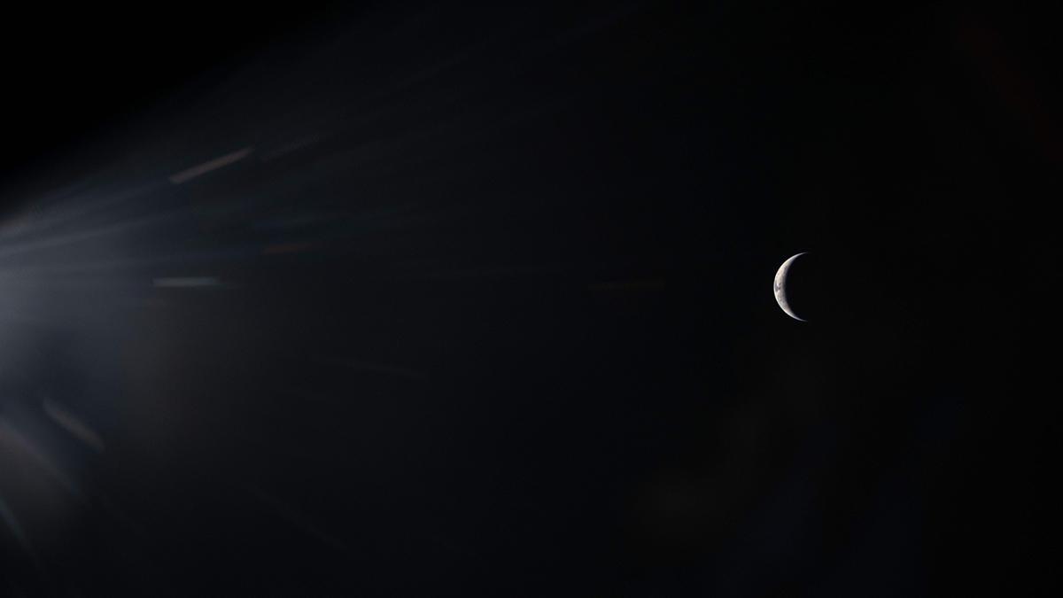 Fotografía tomada por un miembro de la Artemis II y proporcionada por la NASA que muestra una parte de la Tierra iluminada, en contraste con la oscuridad del espacio.