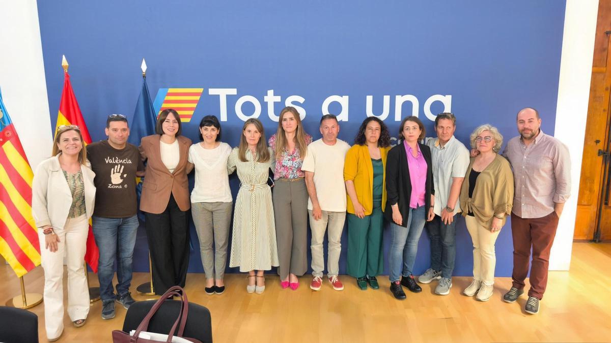 Foto de grupo de la reunión de las associaciones de víctimas de la dana con la vicepresidenta tercera y ministra Sara Aagesen.