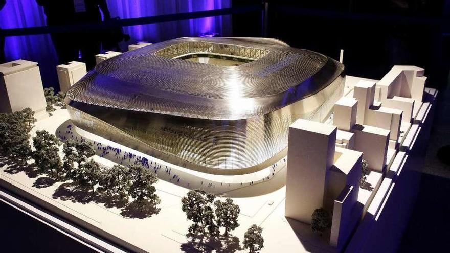 Maqueta que muestra cómo quedará el Bernabéu tras la reforma. // Paco Campos