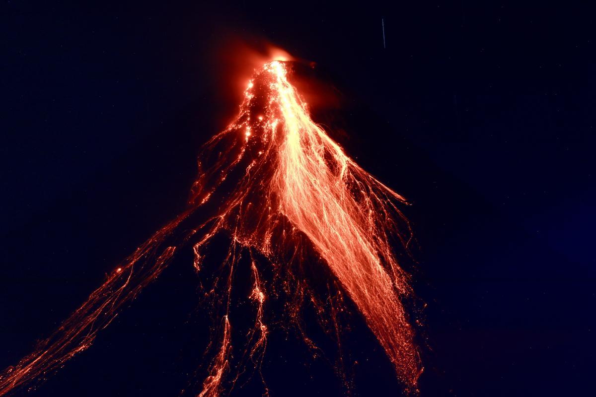 El volcán Mayón sigue activo en Filipinas