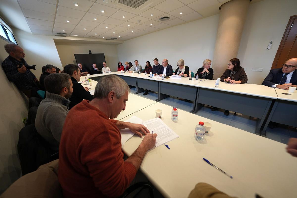 Firma del convenio de la cerámica.