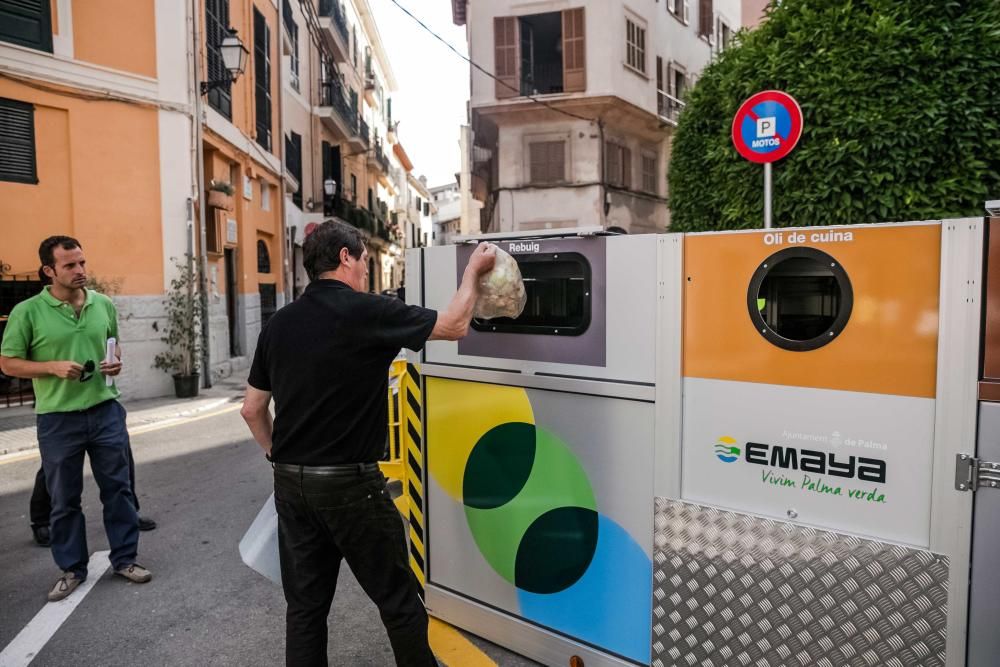 Estreno de  la recogida selectiva móvil  de basura en Palma