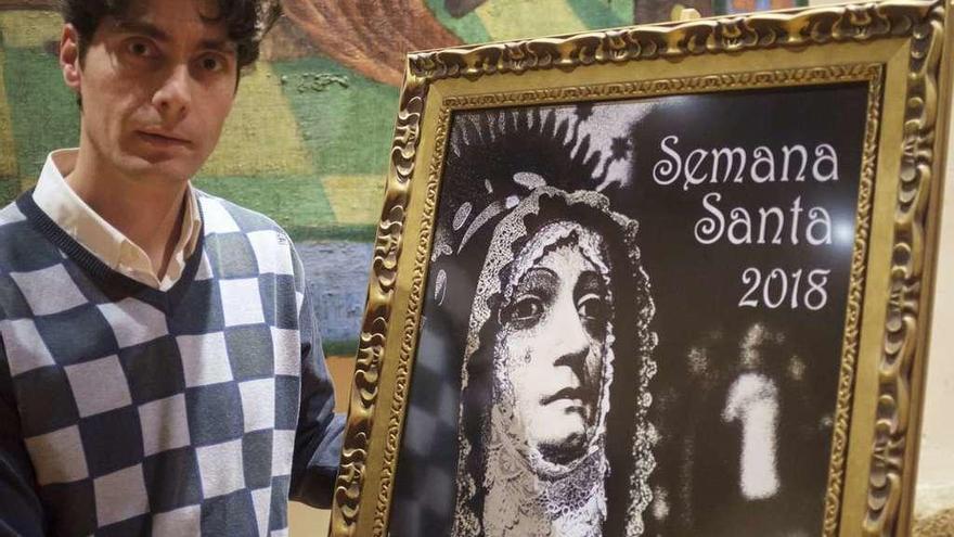 El fotógrafo benaventano Dani García López junto a la imagen de La Soledad, cartel de la pasión 2018