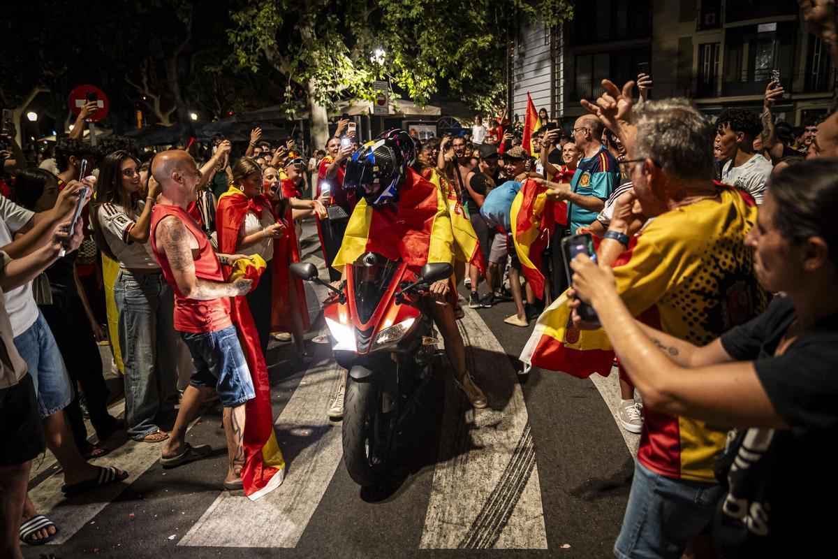 Les millors imatges de la celebració a Manresa del triomf de la Roja al Mundial